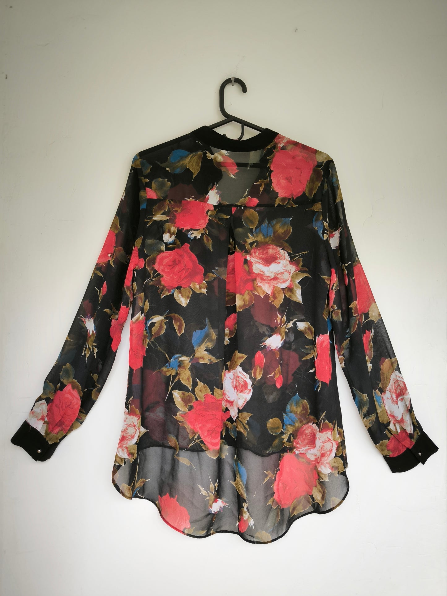 Blusa flores roja y negra